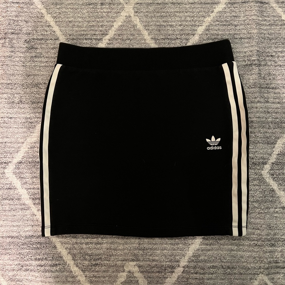 Adidas size small casual mini skirt black